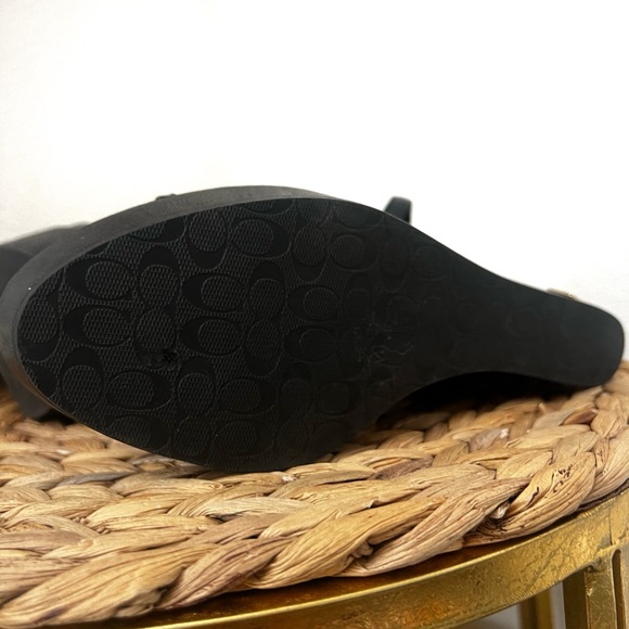 COACH sandal LOGO MAE SOFT PATENT WEDGE black shiny turnlock peep toe detail - Picture 4 of 5